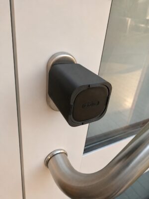 Schutzkappe für ABUS wAppLoxx Pro — montiert auf dem Knaufmodul an einer Eingangstür
